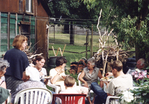 859397 Afbeelding van bewoners van de Abstederdijk en omgeving te Utrecht tijdens een buurtfeest in de Dierenweide ...